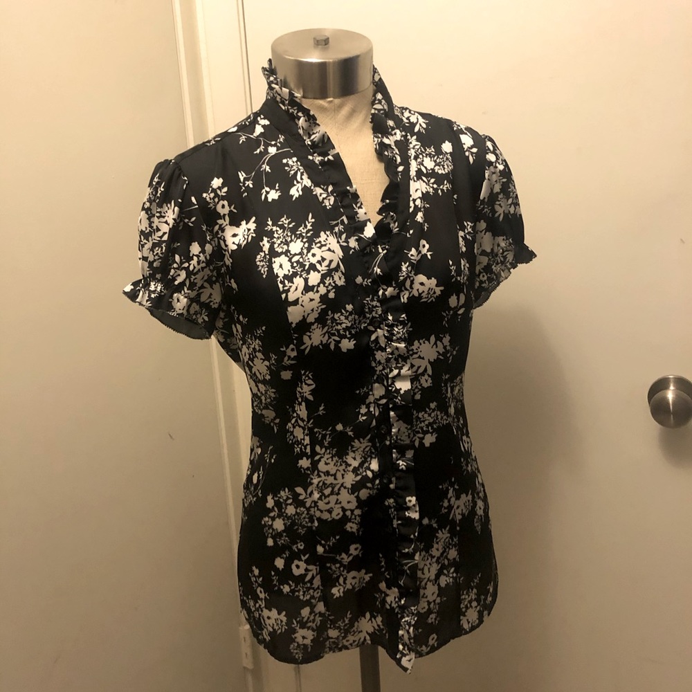 WHBM Short Sleeve Top. Flirty Ruffle detail!